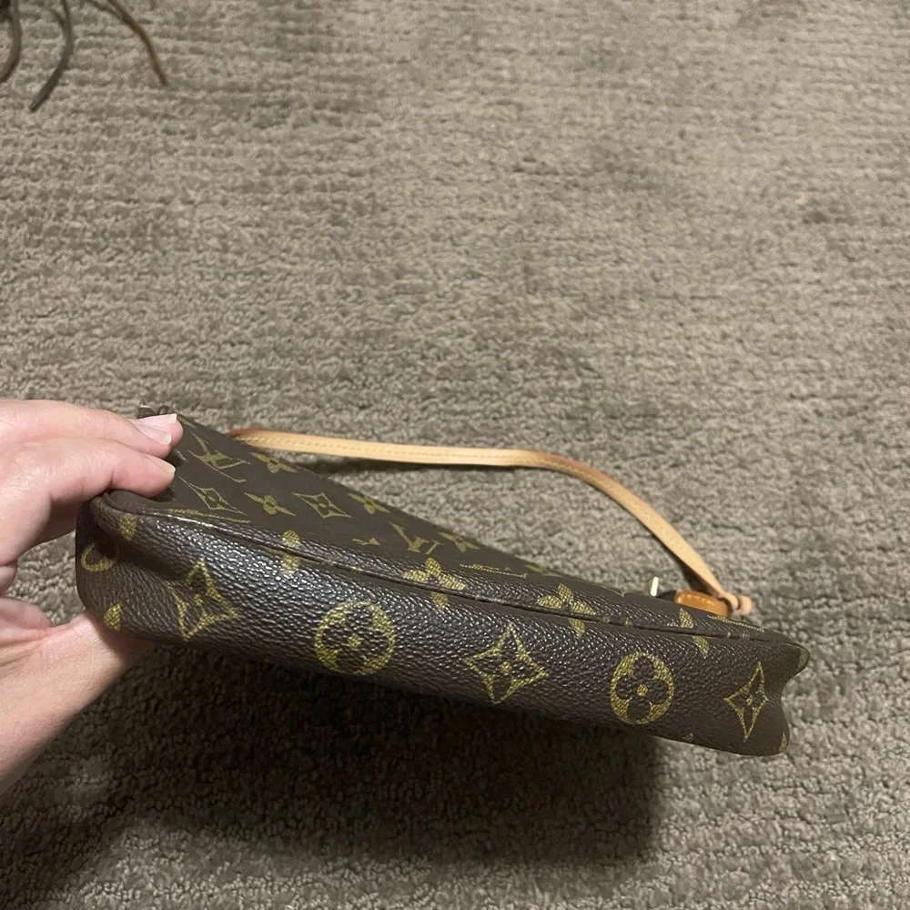 Authentic Louis Vuitton bag (used only couple times) - Picture 8 of 10